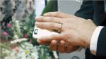लॉस वेगास में रहने वाले इस शख्स को स्मार्टफोन से है इतना प्यार की कर ली शादी (Video)