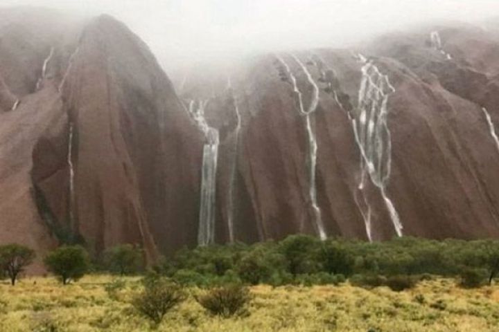 जब रेगिस्तान में बहने लगा इतना खूबसूरत झरना