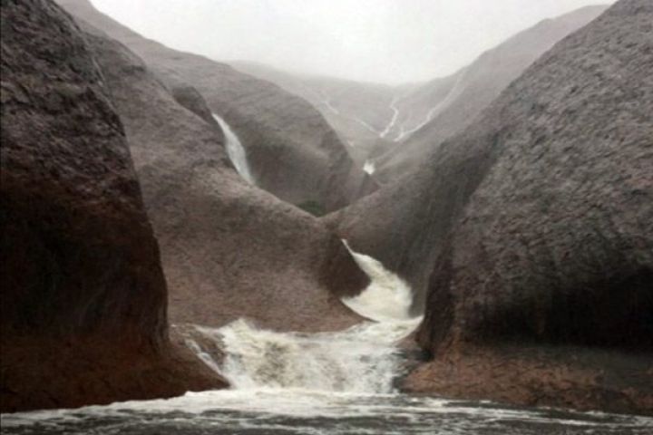 जब रेगिस्तान में बहने लगा इतना खूबसूरत झरना