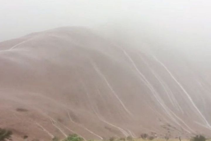 जब रेगिस्तान में बहने लगा इतना खूबसूरत झरना