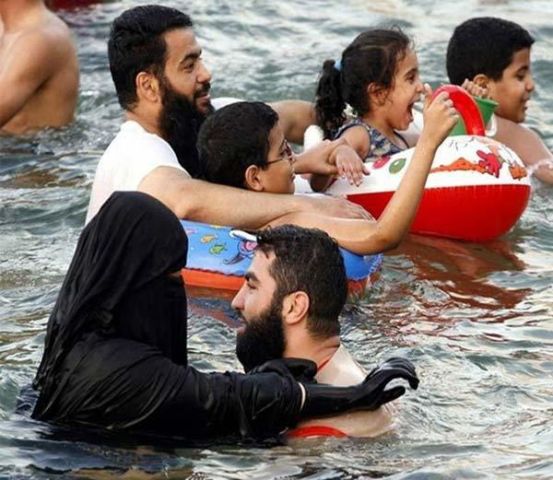 Beach की ये मज़ेदार तस्वीरें सोशल मीडिया पर खूब हो रही हैं वायरल