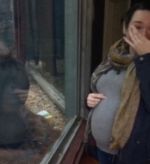 Video : जब एक Orangutan ने किया प्रेग्नेंट महिला के बेबी बम्प पर Kiss