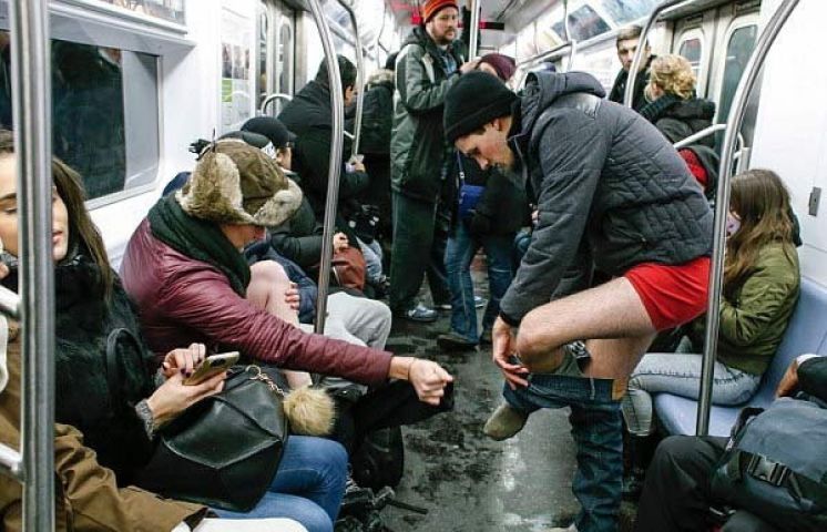 No Pants Day : सबवे में अंडरवियर पहनकर पहुंचे हजारो लोग