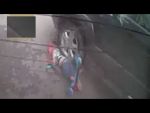 Video : रोड पर खेलते समय कार के नीचे आया बच्चा और फिर....