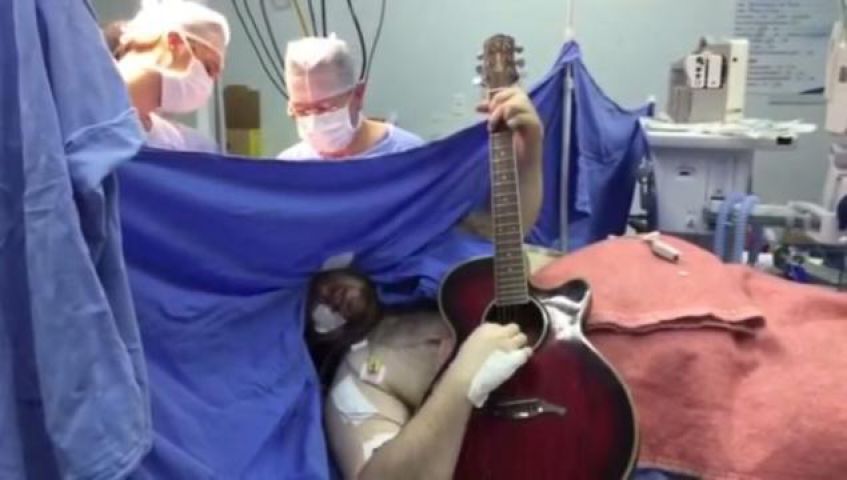 डॉक्टर ने की ब्रेन सर्जरी, मरीज बजा रहा था गिटार