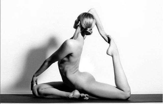 इंस्टाग्राम पर कहर ढा रही है ये 'Nude Yoga Girl