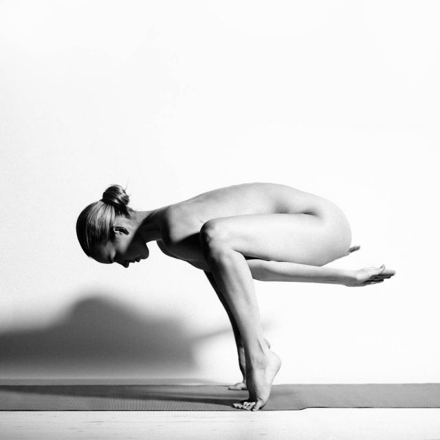 इंस्टाग्राम पर कहर ढा रही है ये 'Nude Yoga Girl