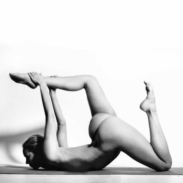 इंस्टाग्राम पर कहर ढा रही है ये 'Nude Yoga Girl