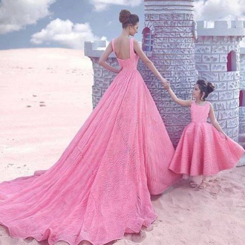 Photos - जब माँ और बेटी की खूबसूरती झलकी एक जैसी ड्रेस में