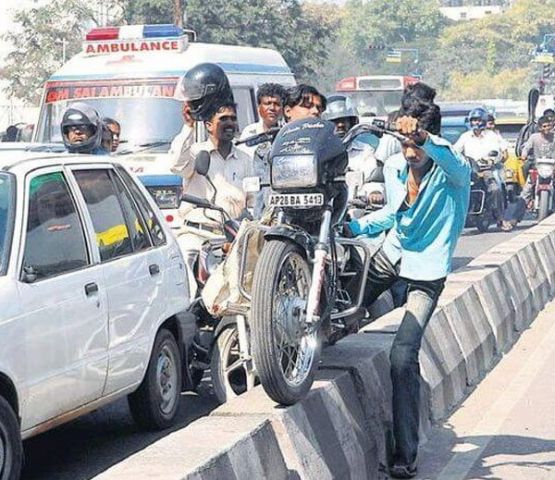 यातायात नियमो की धज्जिया उड़ाती भारतीय सड़को की अजीबोगरीब तस्वीरें