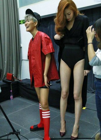 सोशल मीडिया पर वायरल हो रही है चीन की ये लंबी टांगों वाली मॉडल