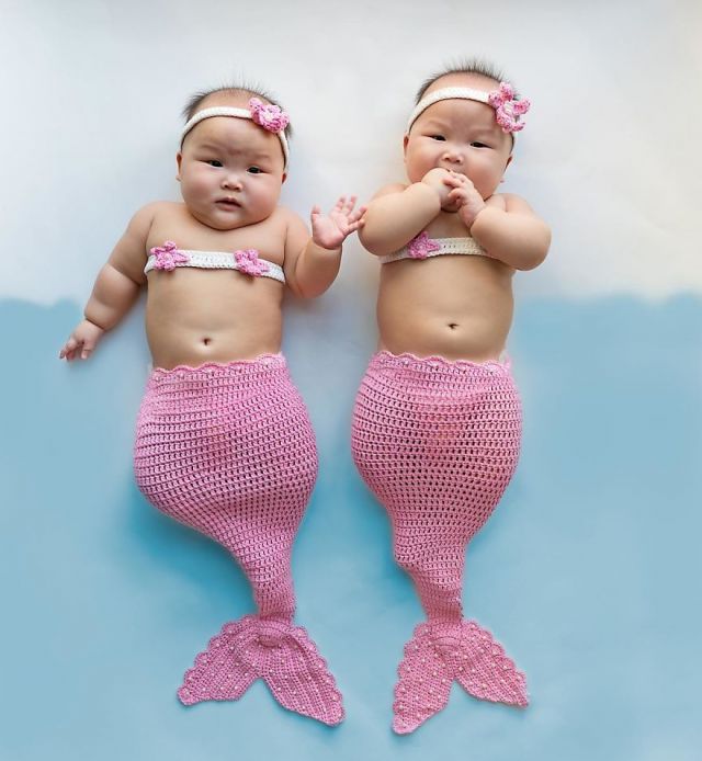 जब इन जुड़वा बच्चों को मां ने बना दिया जलपरी