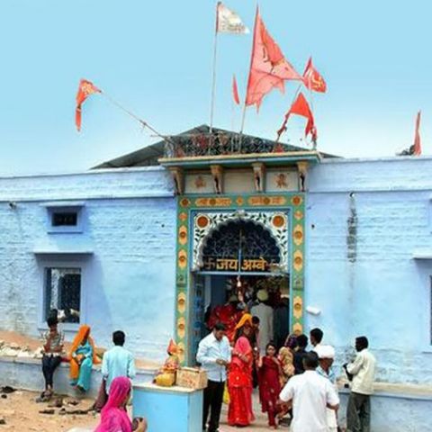 इस मंदिर में मुसलमान है पुजारी, माता के प्रसन्न होते ही पानी हो जाता है लाल