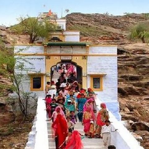 इस मंदिर में मुसलमान है पुजारी, माता के प्रसन्न होते ही पानी हो जाता है लाल