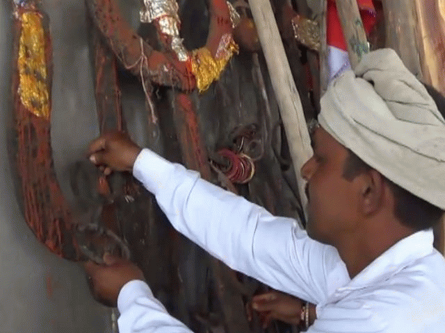 राजस्थान के इस मंदिर में माता को चढ़ावे में चढ़ती हैं हथकड़ी