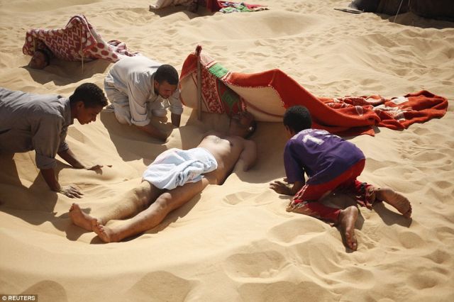 चीन के इस शहर में खुद को तपती रेत में दफ़न करते हैं लोग