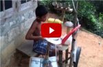 Video : इस बच्चे का हुनर है कमाल, टीन के डब्बे से बजा लेता है ड्रम