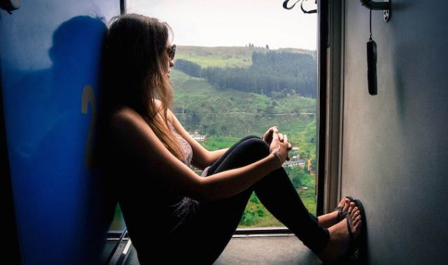 ट्रेन में सफर करने वाली अकेली महिलाओं को ध्यान रखना चाहिए ये बातें