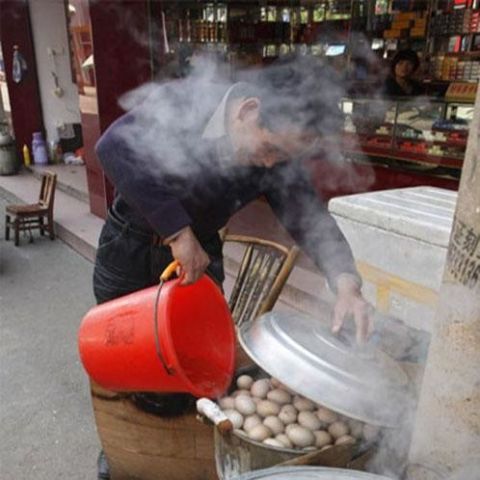 OMG :  यहां पेशाब में उबाले जाते हैं अंडे