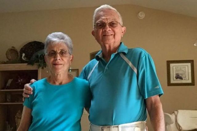 शादी के 52 साल बाद भी पहनते है सेम ड्रेसेस