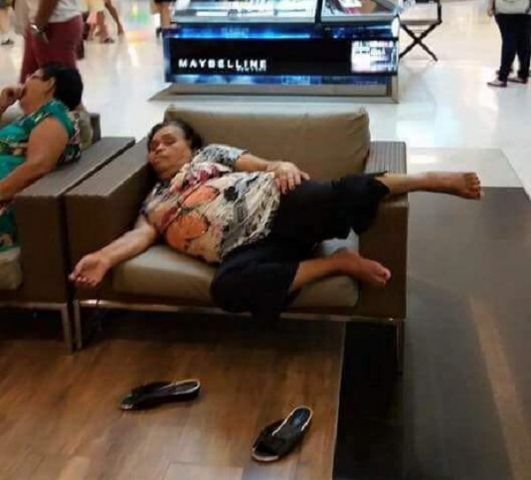 फोटोशॉप की एक और कलाकारी, मॉल में सोती हुई महिला की तस्वीर हुई वायरल
