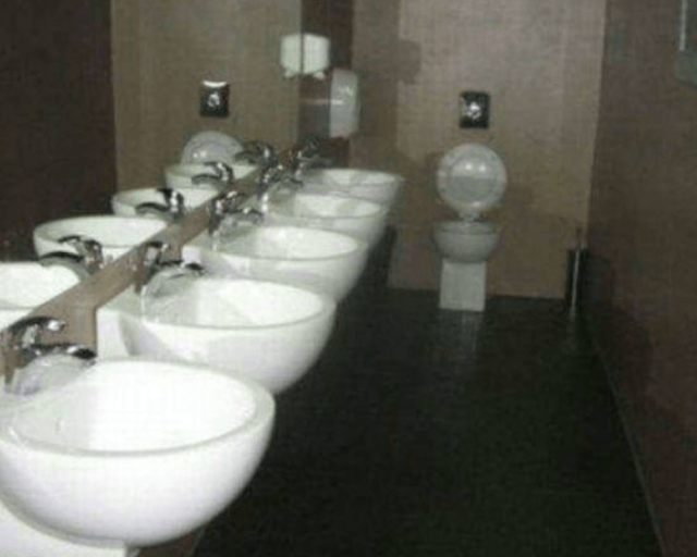 ऐसे बाथरूम बनाने वाले को आप भी गाली ही देंगे