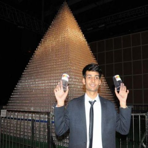 प्लास्टिक के कप से बनाया पिरामिड और बन गया रिकॉर्ड
