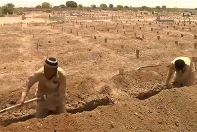 पाकिस्तान में खोदी जा रही है सामूहिक कब्रे