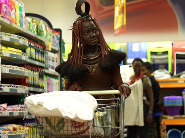 सुपर मार्केट में बकरी की खाल पहने खरीदारी करने पहुंची आदिवासी महिला : साउथ अफ्रीका