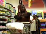 सुपर मार्केट में बकरी की खाल पहने खरीदारी करने पहुंची आदिवासी महिला : साउथ अफ्रीका