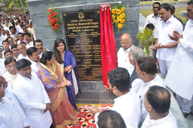 पंकजा हुई दीपिका, तो शरद पंवार बने दिलीप कुमार