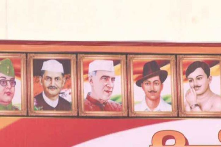 भाजपा के पोस्टरों में नेहरू बने आदर्श नेता, मुखर्जी हुए गायब