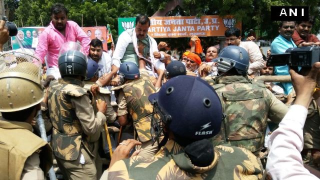 BJP कार्यकर्ताओं पर पुलिस ने भांजी लाठियां