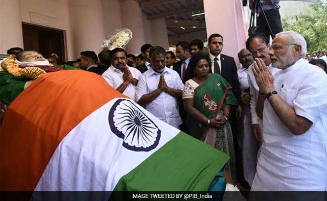 तमिलनाडु की दिवंगत मुख्यमंत्री जयललिता के निधन पर आधा झुका रहा तिरंगा
