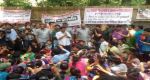 केजरीवाल के घर के बाहर झाड़ू लिए शिक्षकों ने किया प्रदर्शन