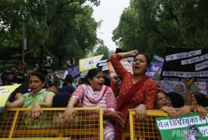 महिला कांग्रेस ने सरकार को सड़क पर घेरा