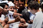 बिल्डर्स से परेशान लोगों की सुन रहे राहुल गांधी