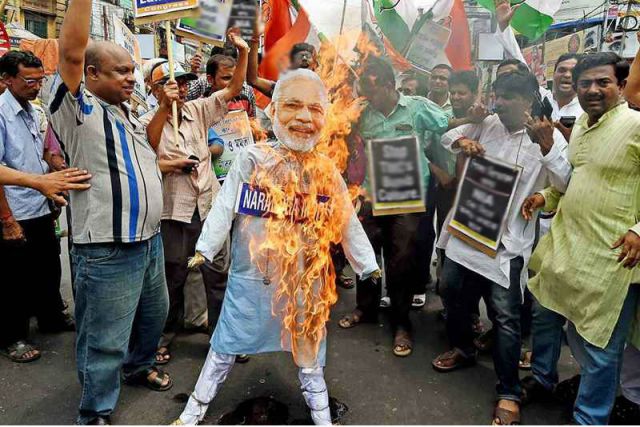 मुख्यमंत्री कुर्सी को लेकर सड़क पर उतरे जदयू समर्थक, मोदी का फूंका पुतला