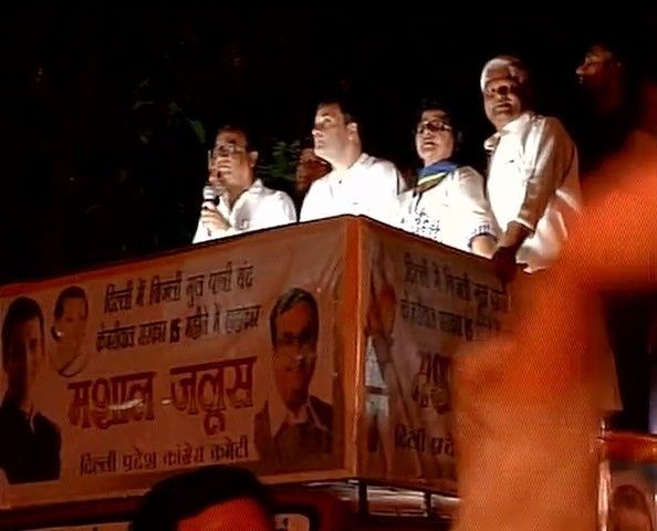 बिजली-पानी को लेकर कांग्रेस ने किया राजघाट पर प्रदर्शन
