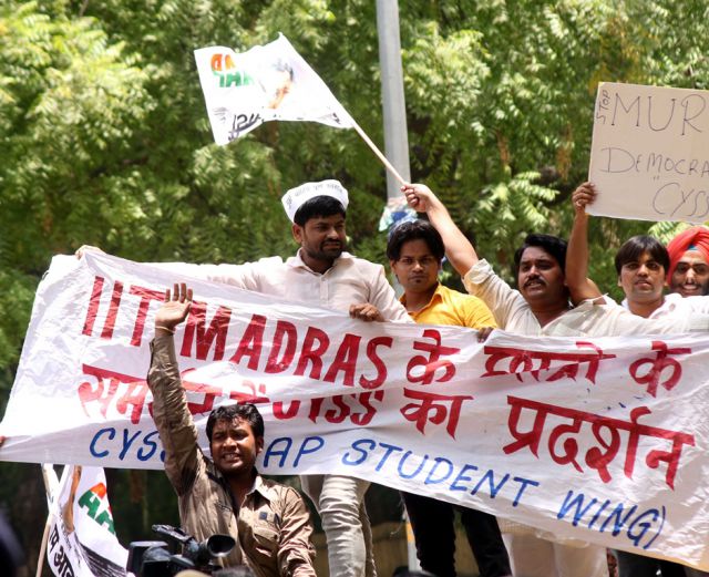 आप कर रही IIT छात्र संगठन पर प्रतिबंध का विरोध