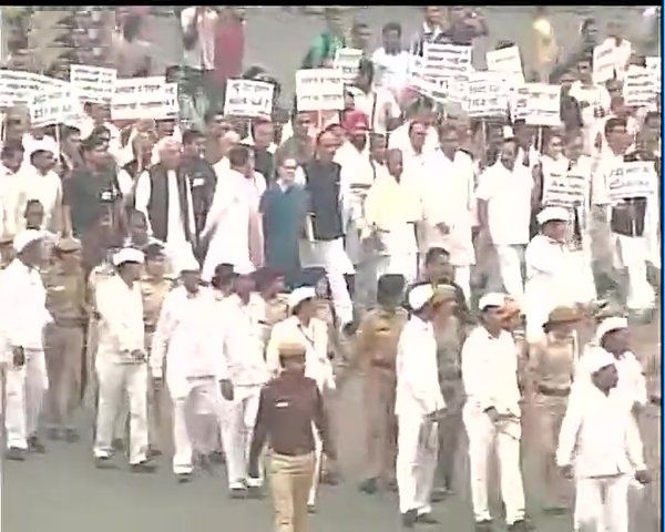 असहिष्णुता को लेकर कांग्रेस का प्रदर्शन, मार्च निकालकर पहुंचे राष्ट्रपति भवन