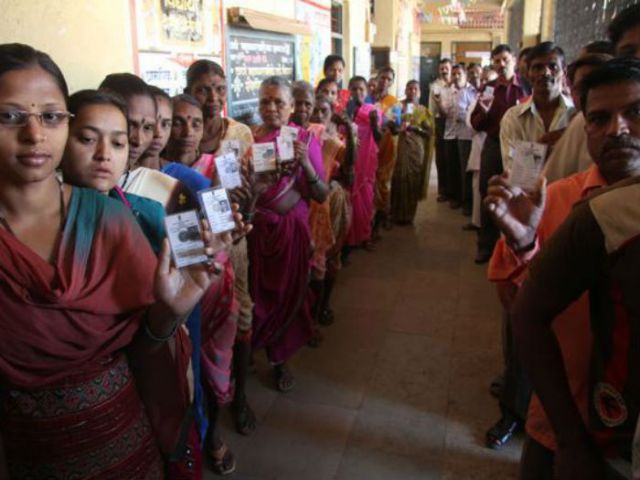 बंगाल में तीसरे चरण का मतदान जारी, मुर्शीदाबाद में हिंसक झड़प