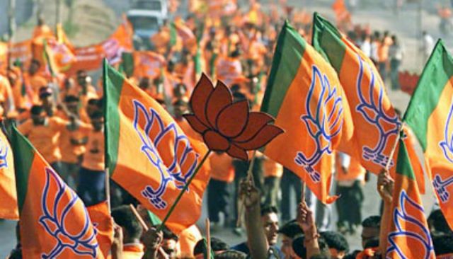 गुजरात निकाय चुनाव : आरक्षण की आंधी के बाद भी सभी नगर पालिकाओं में BJP को बढ़त