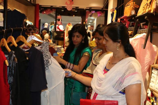 दिल्ली, मुंबई जाने की जरूरत नहीं, बेस्ट फैशन डिज़ाइनर आउटफिट्स अब इंदौर में भी