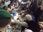 सऊदी अरब में PM मोदी ने किया भारतियों के साथ भोजन