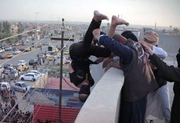 ISIS ने समलैंगिकता के आरोपी को छत से नीचे फेंका