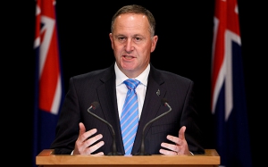 न्यूजीलैंड के PM जॉन ने महिला की चोटी खीचने के लिए मांगी माफी