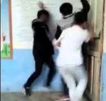 OMG : शिक्षक की किस क़द्र क्लास में हुई पिटाई,देखिये वीडियो...