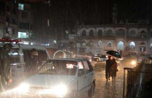 अब पाकिस्तान में बेमौसम बारिश से आफत