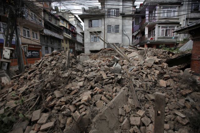 भूकंप की आपदा से ज़्यादा भयावह है तबाही का मंज़र